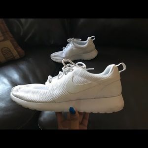 Woman’s Nike Roshe ones💋